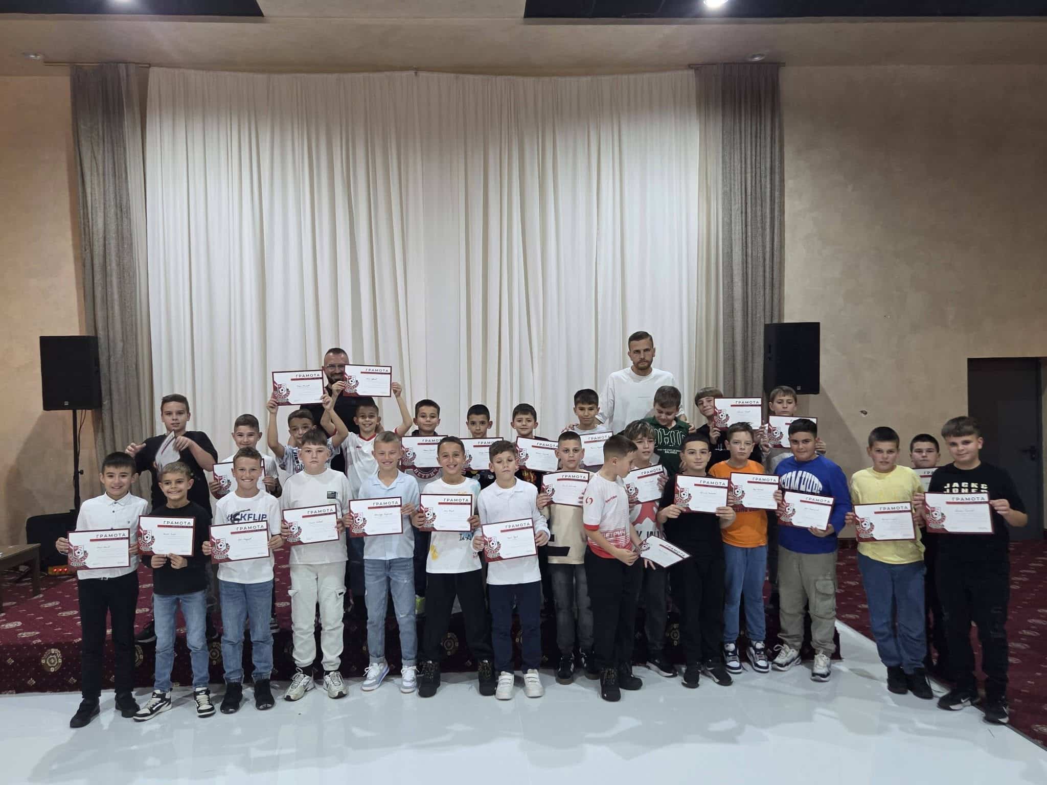 Детско-юношеската школа на Беласица организира страхотно коледно парти