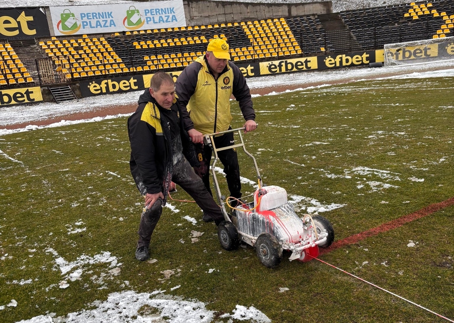 Въпреки снега: теренът се подготвя за мача с Хебър