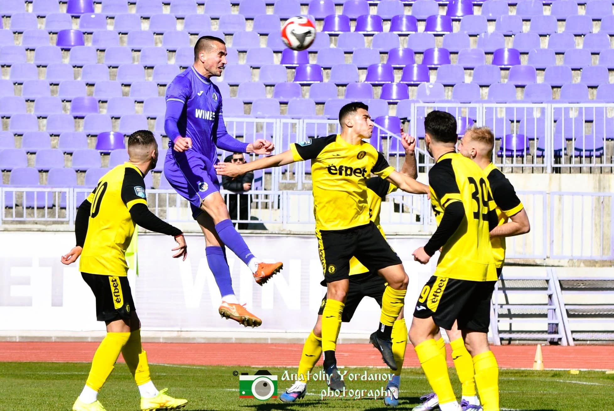 Миньор гостува на втория в класирането в юбилеен двубой за един от играчите си