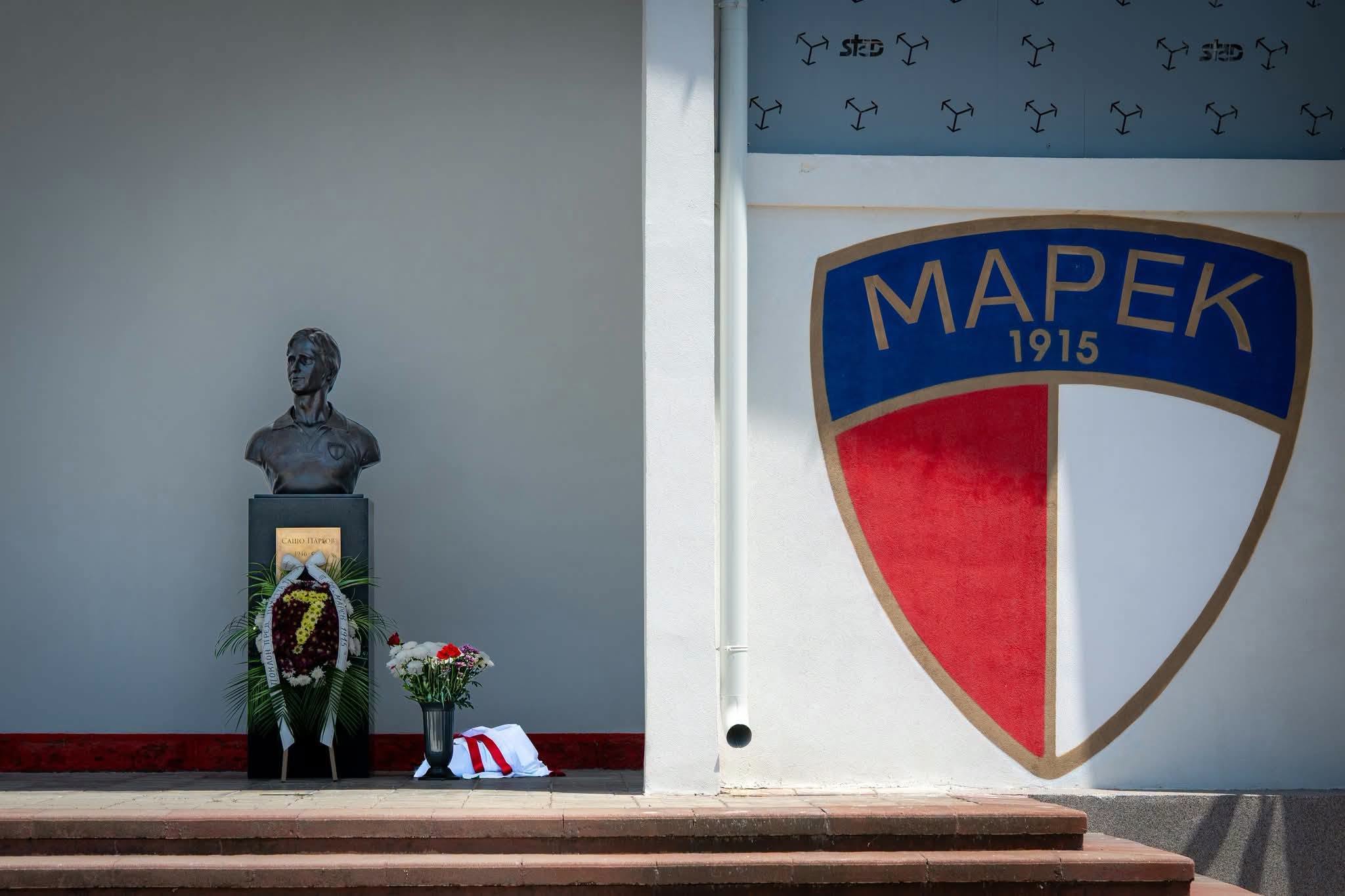 Паметник на Сашо Паргов вече стои над Марек и стадион „Бончук“
